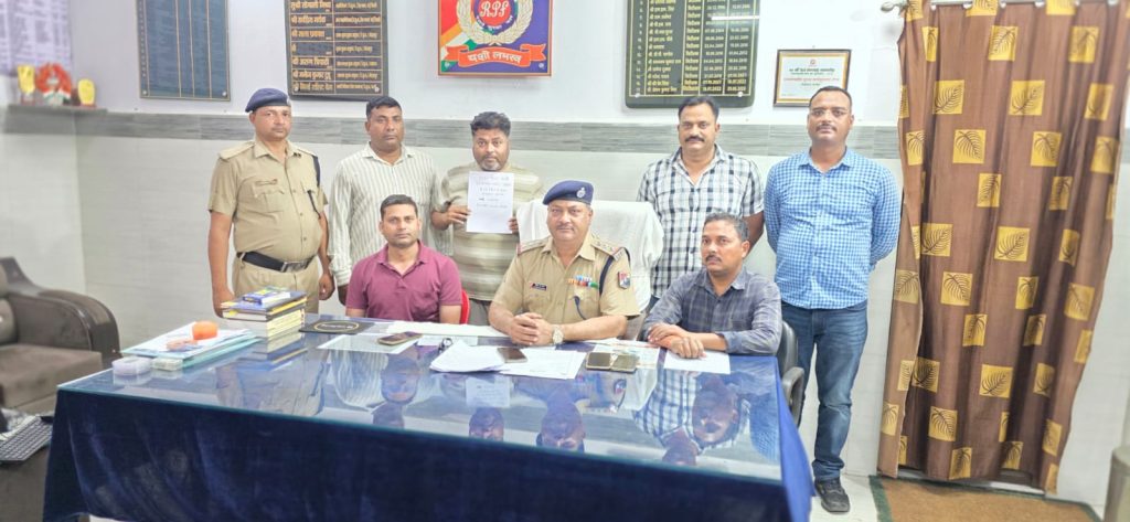 मोबाइल सेंटर संचालक चढ़ा आरपीएफ के हत्थे, ई-टिकटों के अवैध कारोबार का भंडाफोड़।