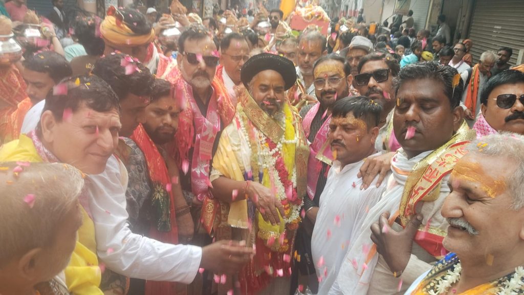 श्री वामन भगवान महोत्सव समिति द्वारा संत समागम एवं कलश यात्रा का भव्य स्वागत।