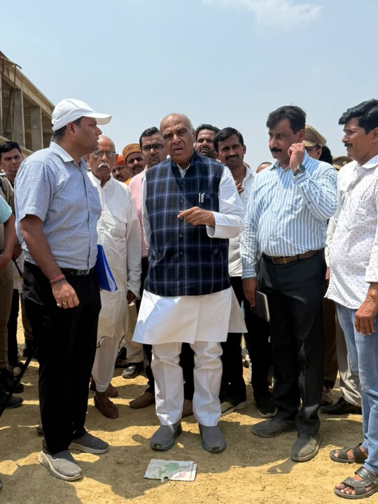 सांसद जगदंबिका पाल ने निर्माणाधीन वत्सा (खेसरहा) रेलवे स्टेशन का रेलवे अधिकारियों के साथ किया निरीक्षण।