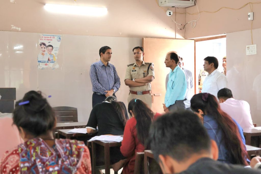 पुलिस भर्ती परीक्षा की तैयारियों का डीएम-एसएसपी ने लिया जायजा, केंद्रों का किया निरीक्षण।