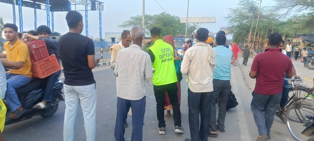 श्रद्धालुओं की सेवा में जुटे नागरिक सुरक्षा के वार्डन।