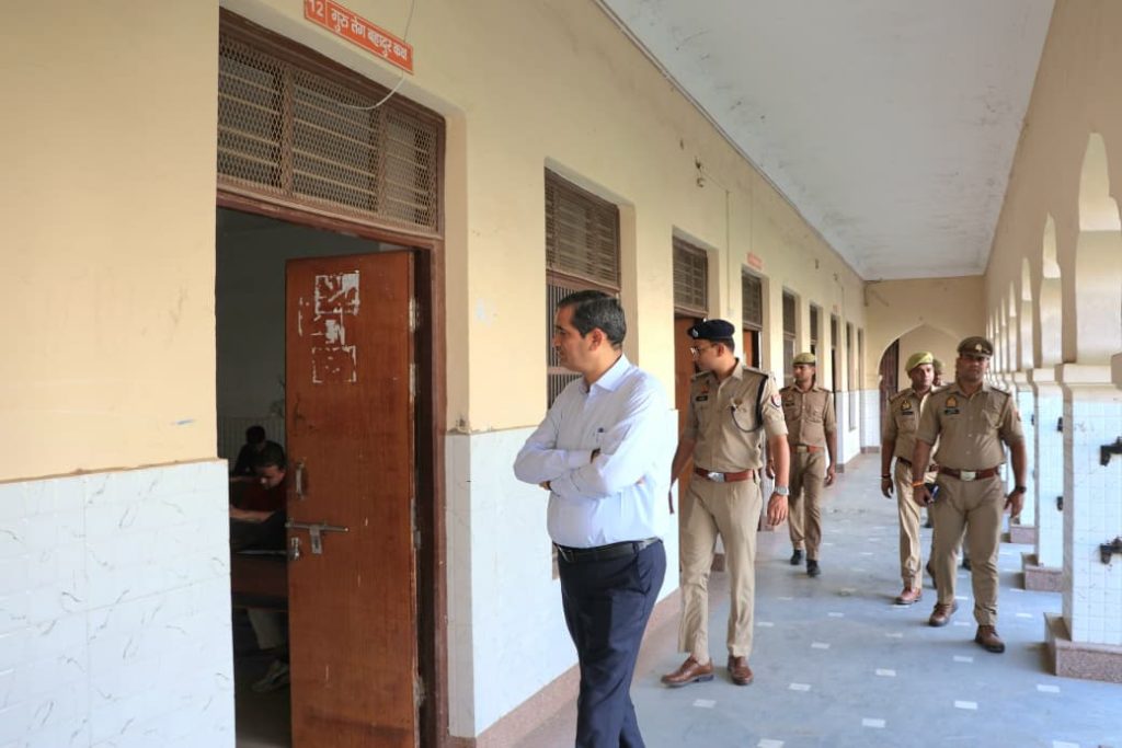पुलिस भर्ती परीक्षा के पहले दिन विभिन्न केंद्रों का डीएम-एसएसपी ने किया निरीक्षण, व्यवस्थाओं का लिया जायजा।