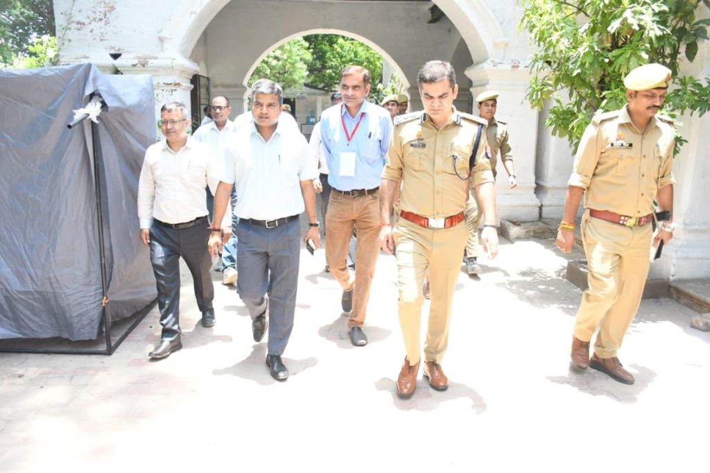 पुलिस भर्ती लिखित परीक्षा का जिलाधिकारी ने किया निरीक्षण, दिए आवश्यक दिशा-निर्देश।