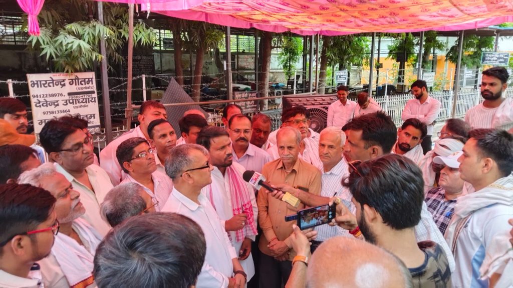 ऑनलाइन रजिस्ट्री प्रणाली के निजीकरण के विरोध में धरने को कांग्रेस का समर्थन।