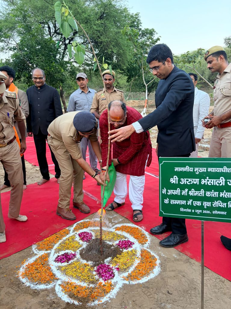 ‘एक पेड़ मां के नाम’ अभियान के तहत मुख्य न्यायाधीश अरुण भंसाली ने किया वृक्षारोपण।