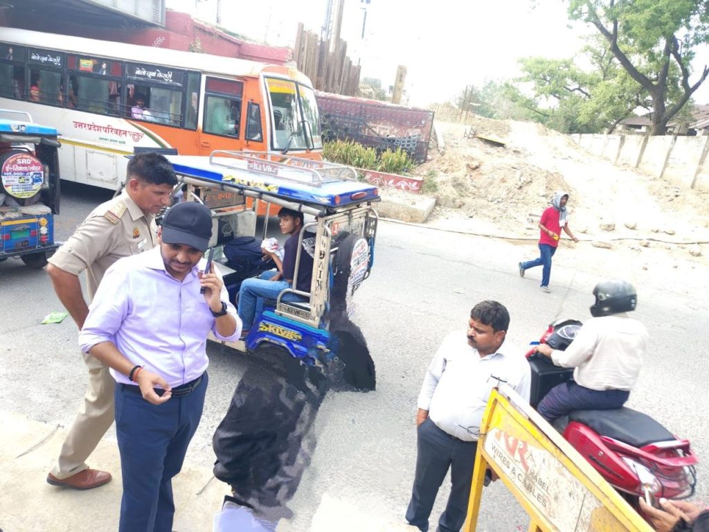 यातायात व्यवस्था सुधारने के लिए नगर मजिस्ट्रेट ने किया निरीक्षण, रेलवे अंडरपास के अवरोध हटाने के दिए निर्देश।