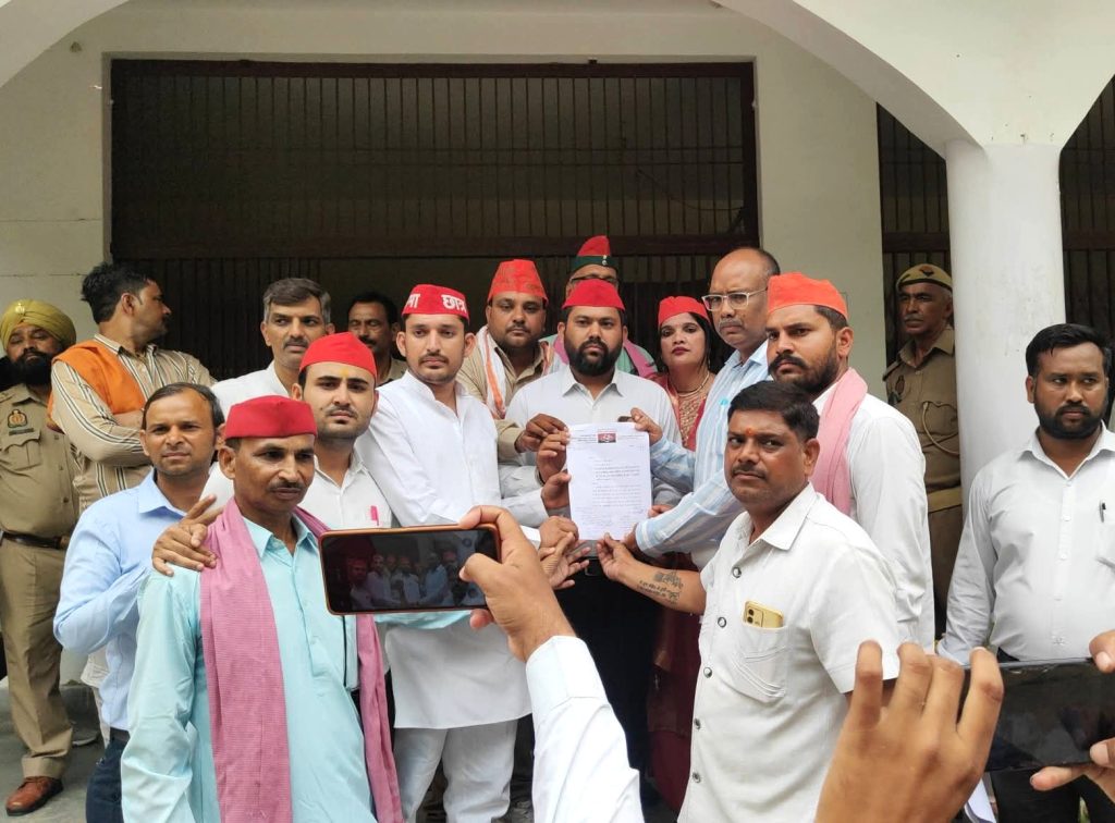 अदिति यादव के खिलाफ कथित भ्रामक पोस्टों पर सपा का प्रदर्शन, मुख्यमंत्री के नाम सौंपा ज्ञापन।