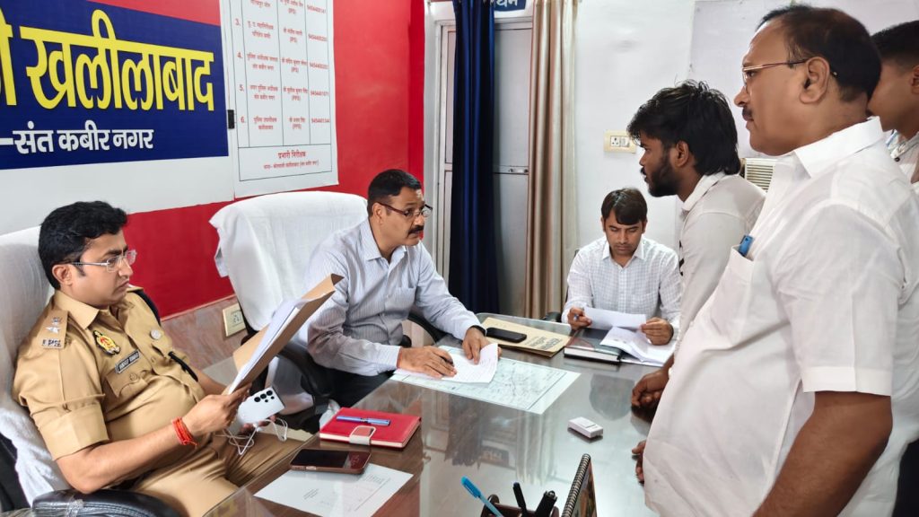 डीएम व एसपी ने थाना समाधान दिवस पर थाना कोतवाली खलीलाबाद पर पहुंचकर सुनी जनता की समस्याएं, सम्बन्धित को दिये आवश्यक दिशा निर्देश।