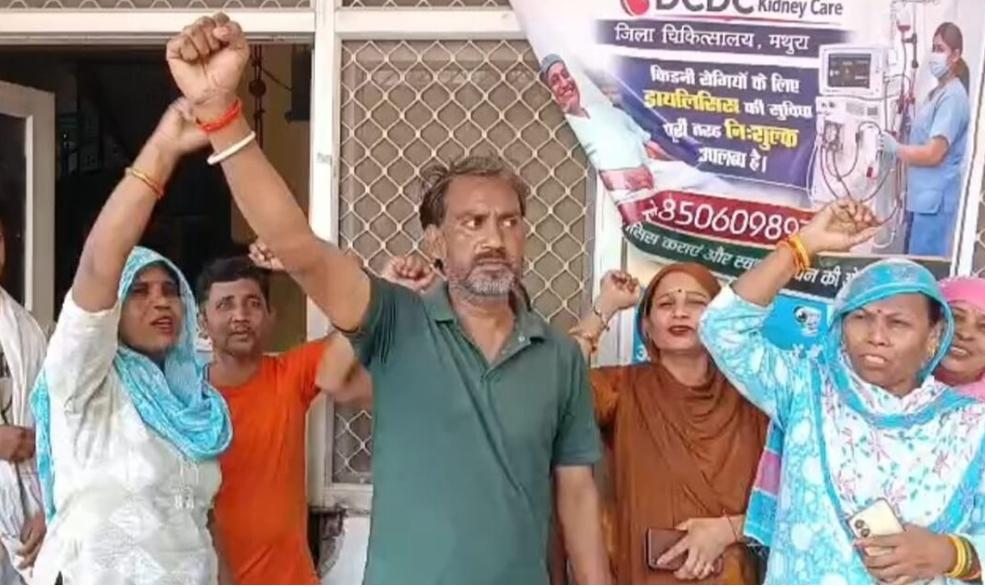 जिला अस्पताल में वेतन वृद्धि की मांग को लेकर सफाईकर्मियों ने की हड़ताल।