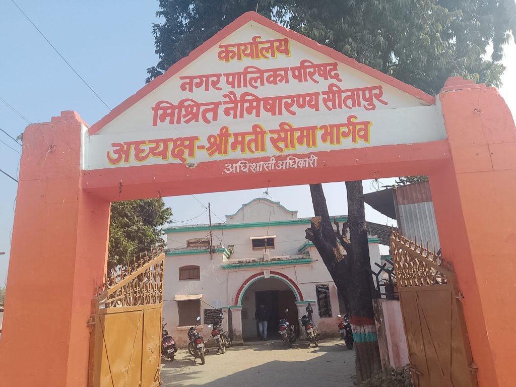 कागजों में सिमटे कूलिंग सेंटर, भीषण गर्मी में राहगीरों को नहीं मिल रही राहत।