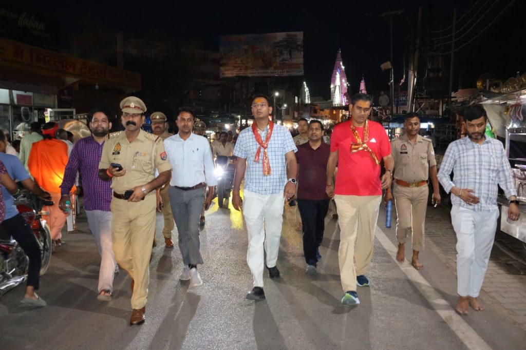 अधिकमास की तैयारियों का डीएम व एसएसपी ने लिया जायजा।