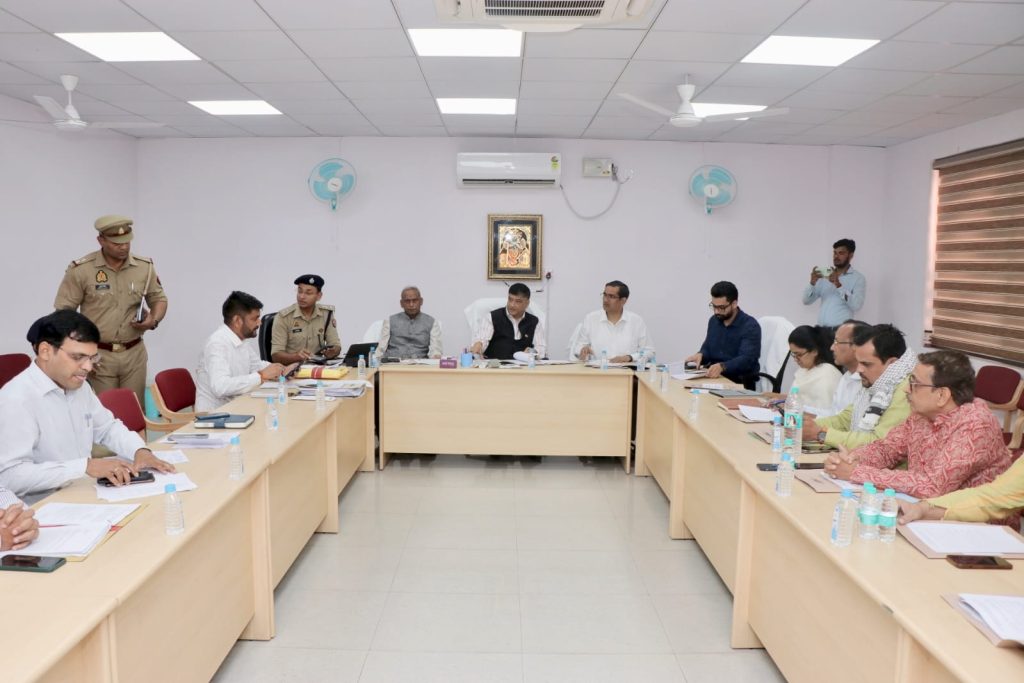 बांके बिहारी मंदिर प्रबंधन समिति की बैठक में श्रद्धालु सुविधाओं व यातायात व्यवस्था पर जोर।