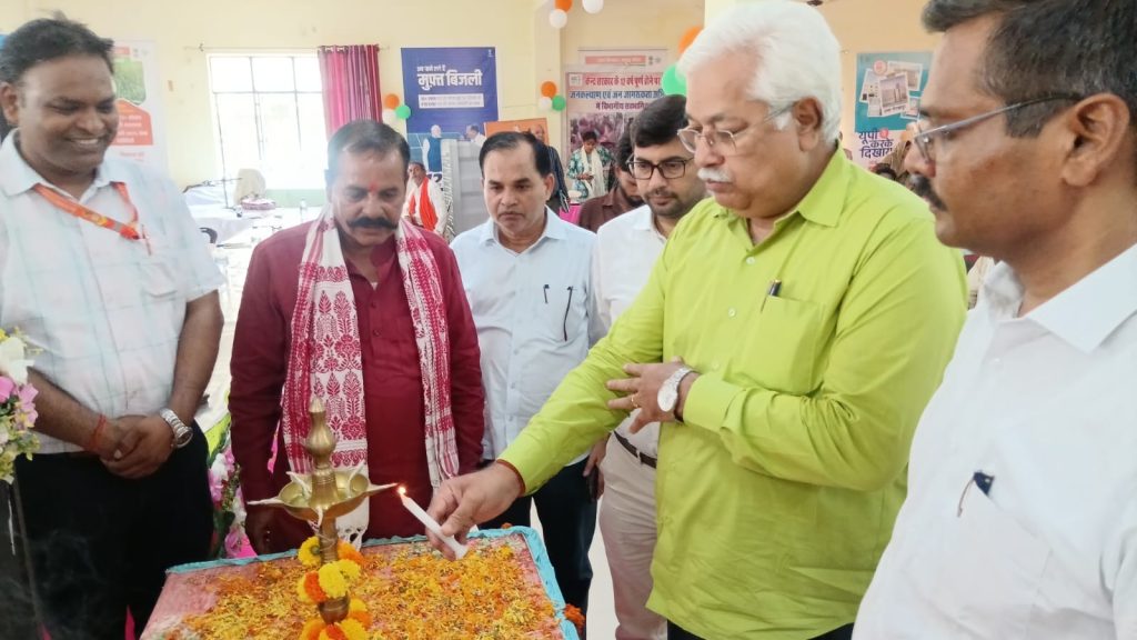केन्द्र सरकार के 12 वर्ष पूर्ण होने के अवसर पर आयोजित तीन दिवसीय विकास प्रदर्शनी के दूसरे दिन सीडीओ ने प्रदर्शनी/स्टालों का किया अवलोकन।