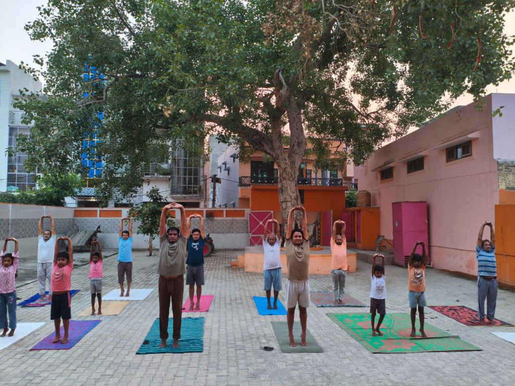 अंतर्राष्ट्रीय योग दिवस की तैयारियां तेज, बहेड़ी ब्रह्मनान में प्रतिदिन कराया जा रहा योगाभ्यास।