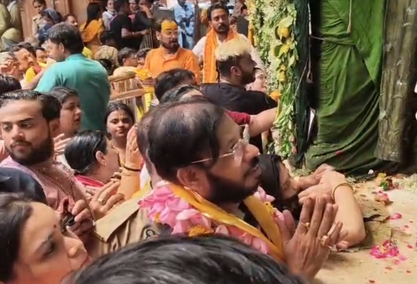 बांके बिहारी के दर्शन कर मंत्री मनोज पाण्डेय ने की प्रदेश की खुशहाली की कामना।