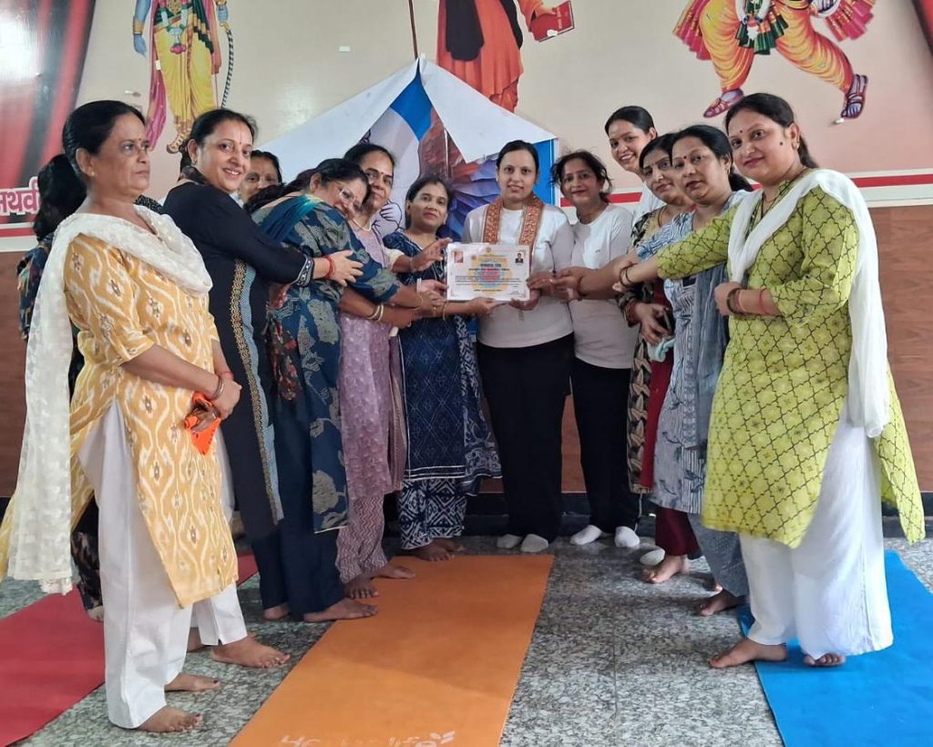 साक्षी रस्तोगी को योग वीर सम्मान से किया गया सम्मानित।