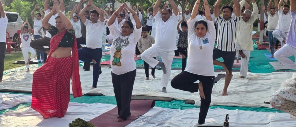 बारह साल विश्वास के, विकास के, जनकल्याण के थीम पर मनाया गया 12वाँ अंतर्राष्ट्रीय योग दिवस।