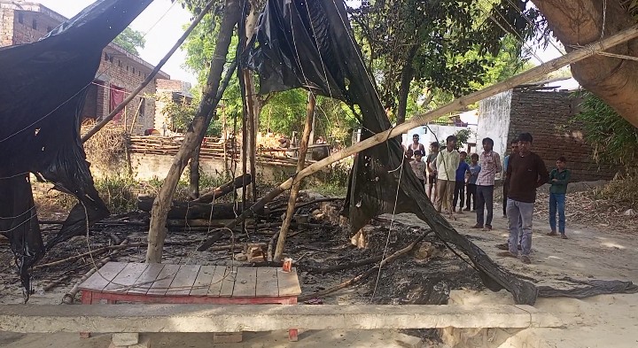पैतृक संपत्ति विवाद में झोपड़ी में पेट्रोल डालकर आग लगाने का आरोप, पीड़ित ने डीएम से लगाई न्याय की गुहार।