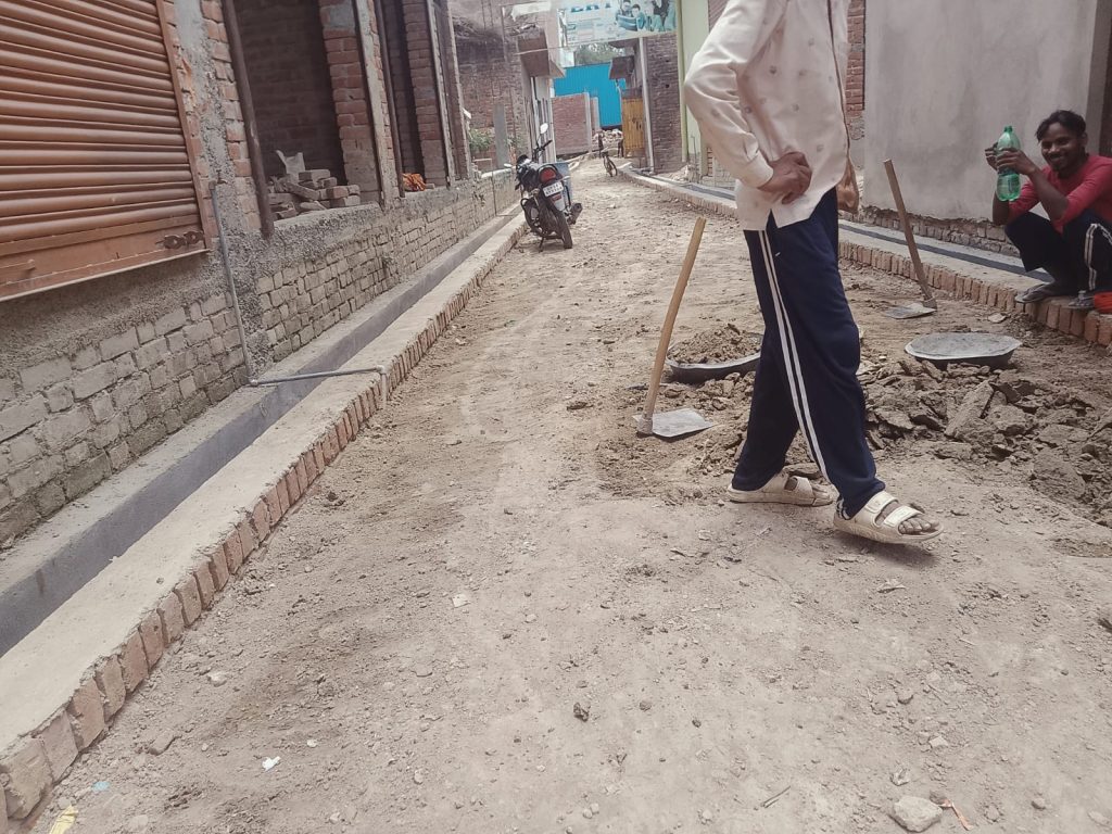 मानकविहीन सड़क निर्माण का लगा आरोप, स्थानीय लोगों ने उठाई जांच की मांग।