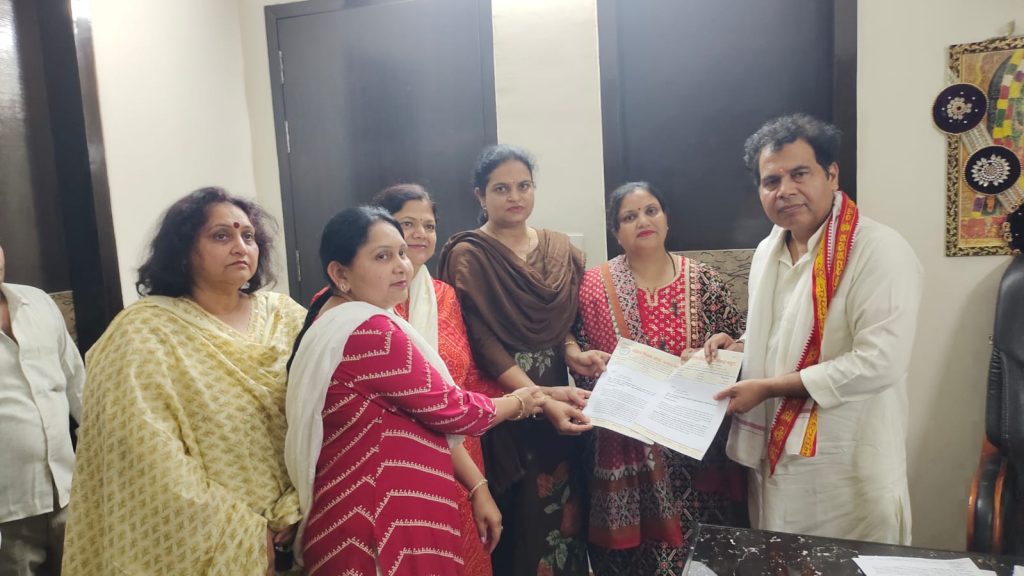 बेसिक शिक्षकों ने पूर्व ऊर्जा मंत्री को सौंपा ज्ञापन।