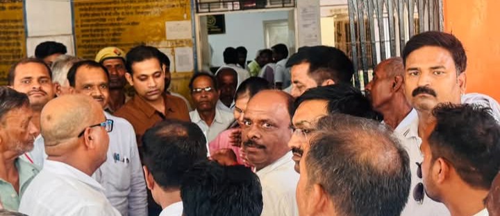 सीतापुर में अधिवक्ताओं का प्रदर्शन: ऑनलाइन ई-रजिस्ट्री फ्रेंचाइजी व्यवस्था के विरोध में सौंपा ज्ञापन।