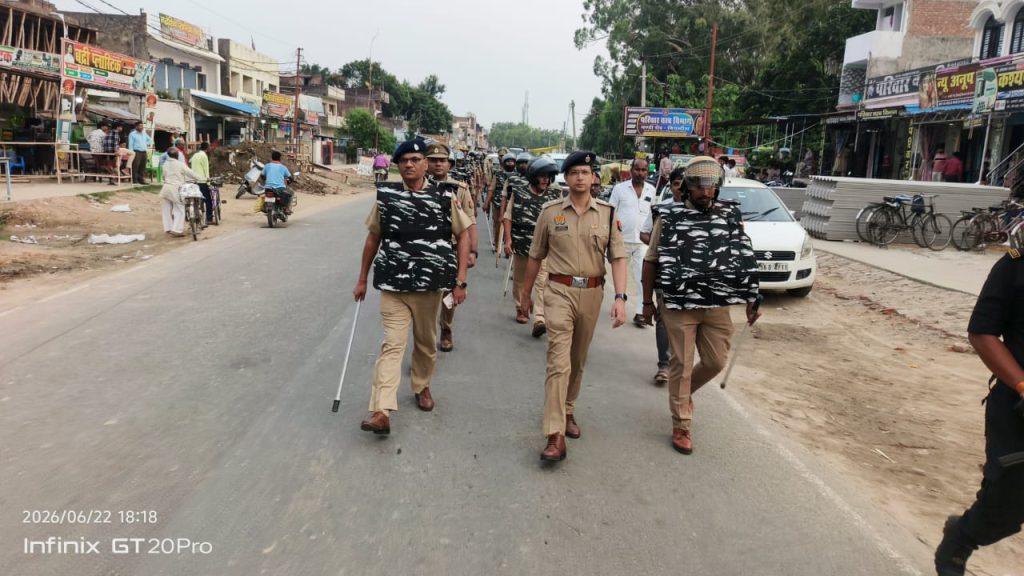 मोहर्रम को लेकर निचलौल में पुलिस का शक्ति प्रदर्शन, एसपी ने किया फ्लैग मार्च।