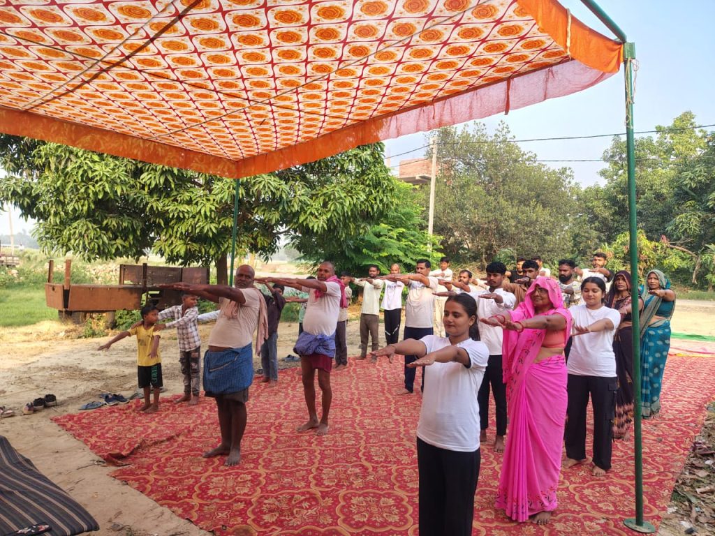 गजपुर में अंतरराष्ट्रीय योग दिवस पर हुआ योगाभ्यास, सैकड़ों ग्रामीणों ने लिया भाग।