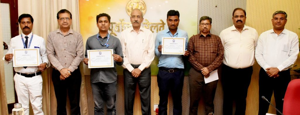 संरक्षा में उत्कृष्ट कार्य करने वाले तीन रेलकर्मी हुए सम्मानित।