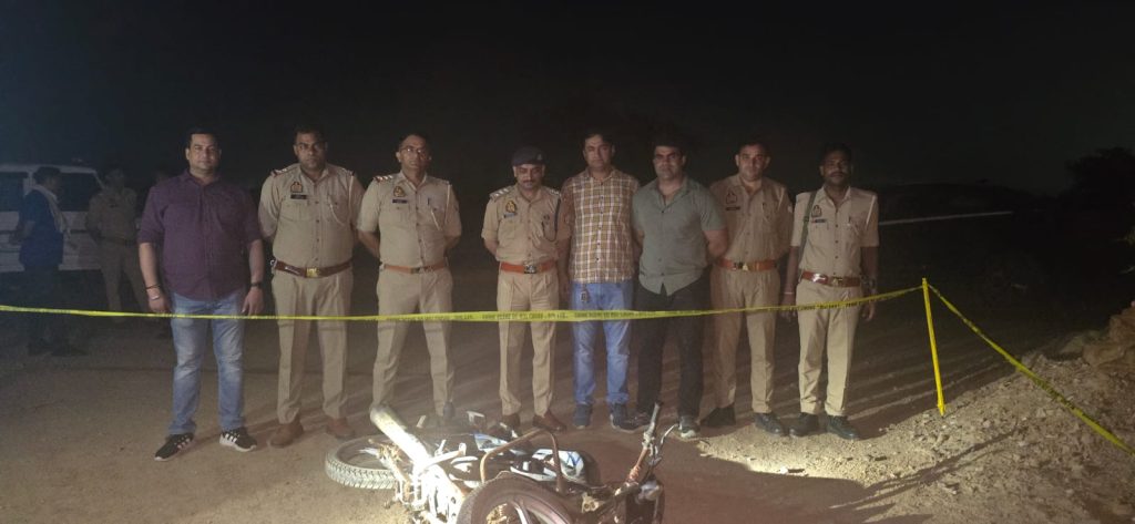 मथुरा में पुलिस मुठभेड़ में 15 हजार का इनामी बदमाश गिरफ्तार, पैर में गोली लगने से घायल।