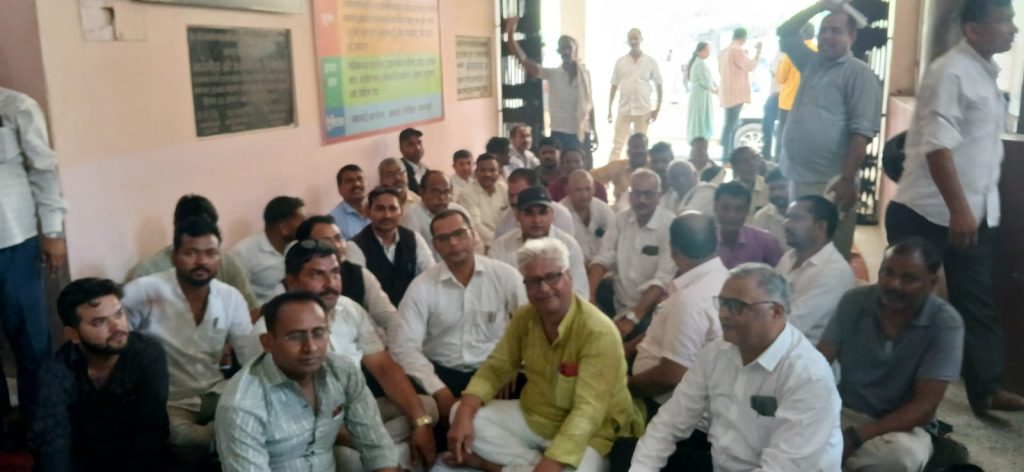 नए नियमों के खिलाफ अधिवक्ता और दस्तावेज लेखकों का धरना, रजिस्ट्री कार्य ठप।