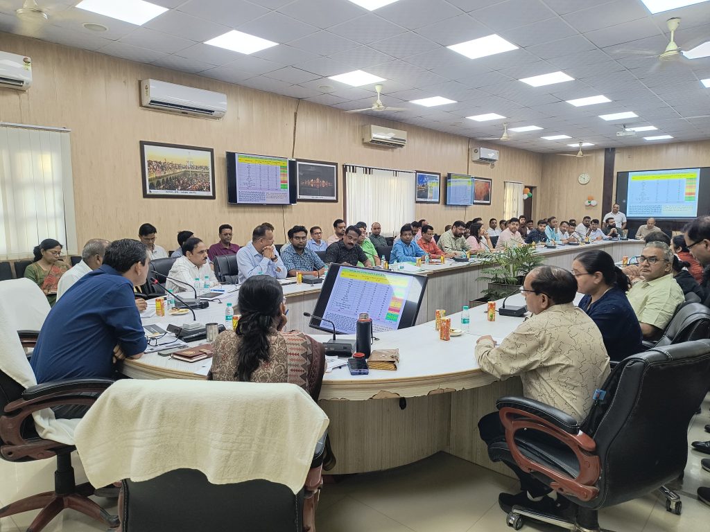 जिला स्वास्थ्य समिति की बैठक में डीएम सख्त, झोलाछाप डॉक्टरों पर कार्रवाई और स्वास्थ्य सेवाएं बेहतर करने के निर्देश।