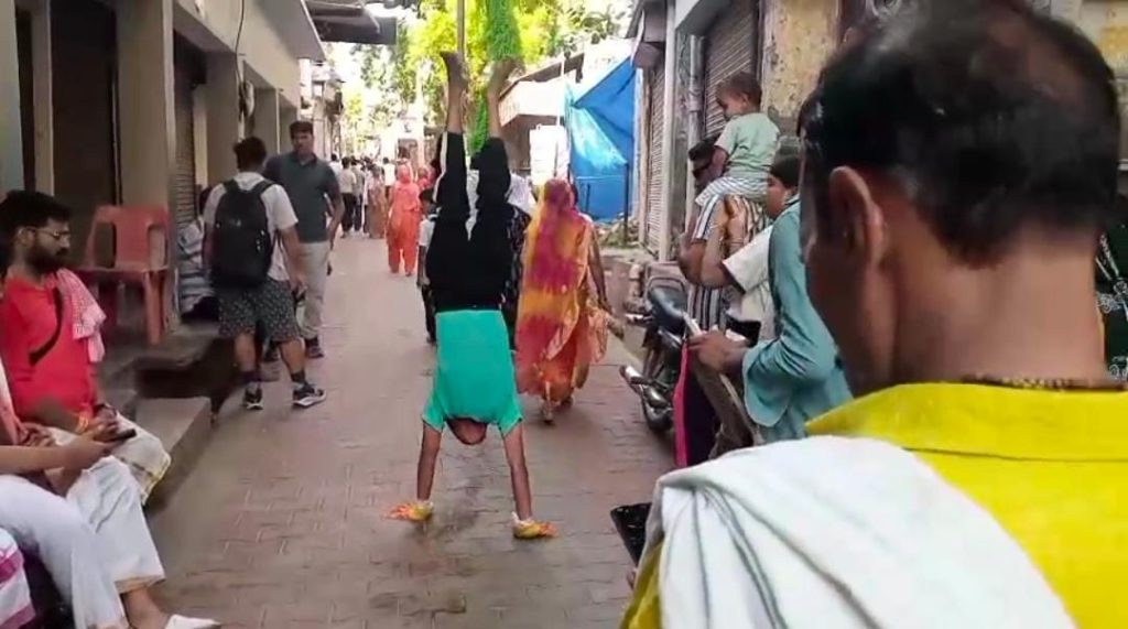 13 वर्षीय आराध्य ने हाथों के बल शुरू की बरसाना धाम की 7 किलोमीटर परिक्रमा, वर्ल्ड रिकॉर्ड बनाने का लक्ष्य।
