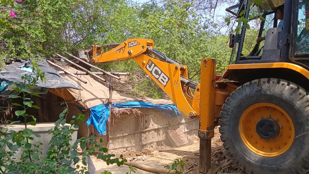 वंशीवट में चला अतिक्रमण हटाओ अभियान, 48 दुकानें व 21 अवैध कुटियां हटाई गईं।