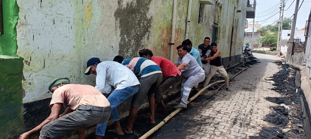 सोशल मीडिया पर शिकायत का असर, डीएम के निर्देश पर गांव में चला सफाई अभियान।