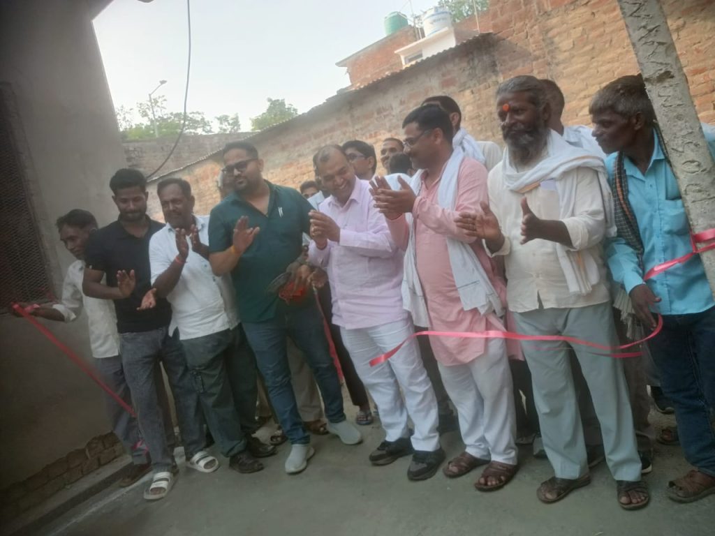 चंदूपुर में सड़क निर्माण का उद्घाटन, वर्षों पुरानी समस्या से मिली राहत।