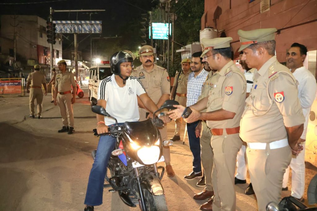 मोहर्रम पर एसएसपी श्लोक कुमार ने बाइक से किया सुरक्षा व्यवस्था का निरीक्षण।