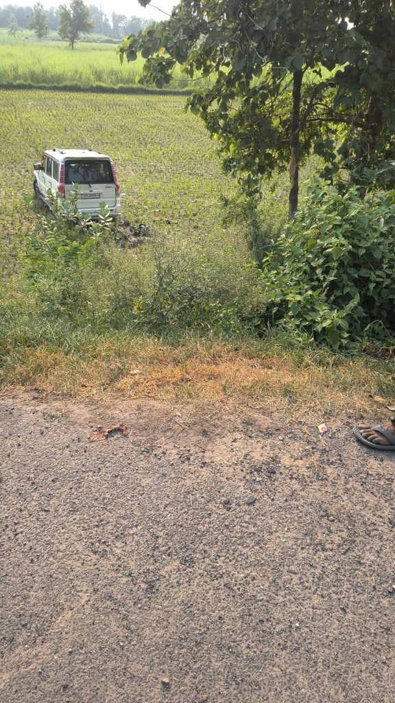 गुरली रेलवे क्रॉसिंग के पास अनियंत्रित होकर खेत में घुसी स्कॉर्पियो, दो युवक घायल।