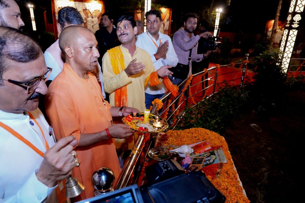 दो नन्हीं बेटियों के हाथों हुआ ‘श्री राम वाटिका’ का लोकार्पण, मुख्यमंत्री योगी आदित्यनाथ ने दिया बेटियों के सम्मान का संदेश।