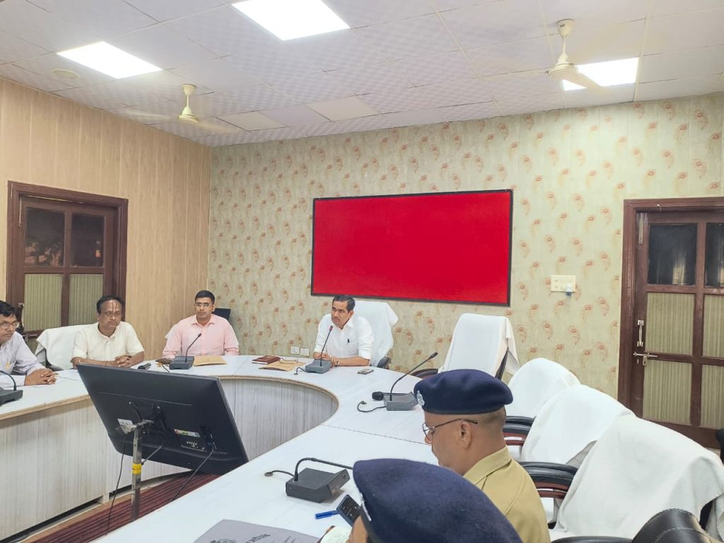 पर्यावरण संरक्षण और यमुना स्वच्छता पर डीएम सख्त, वृक्षारोपण को जनआंदोलन बनाने के निर्देश।