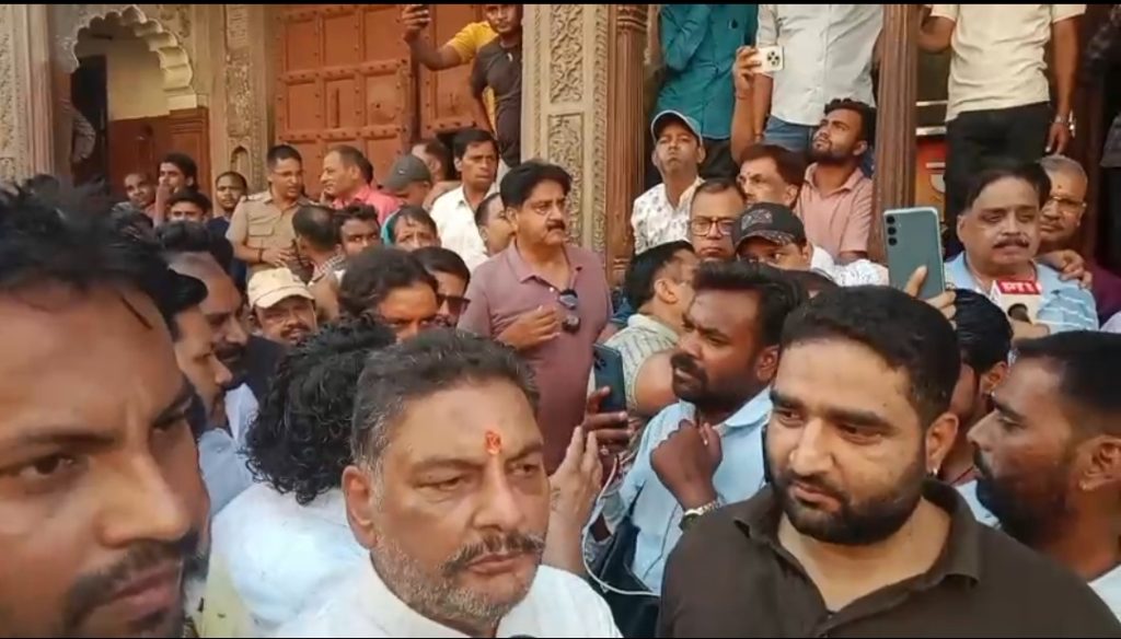 अतिक्रमण हटाने को लेकर व्यापारियों और नगर निगम अधिकारियों में टकराव, बाजार बंद कर व्यापारियों ने किया प्रदर्शन।