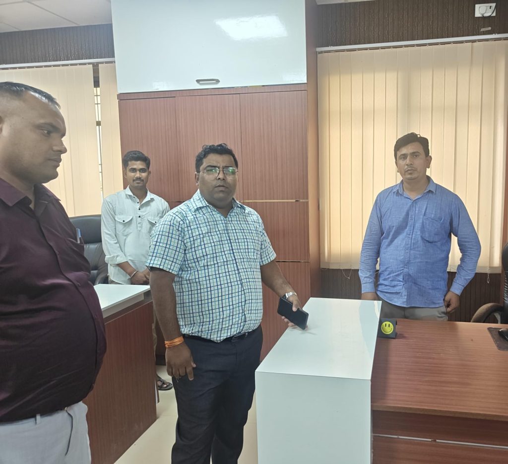 भानपुर नगर पंचायत और तहसील का एडीएम ने लिया जायजा, साफ-सफाई व जल निकासी पर जोर।