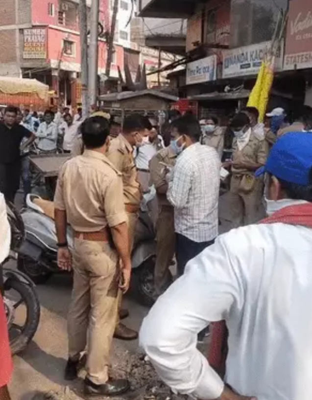 पति-पत्नी और बेटी की सिर कूंचकर हत्या, घर से बदबू आने पर किरायेदारों को हुई जानकारी।