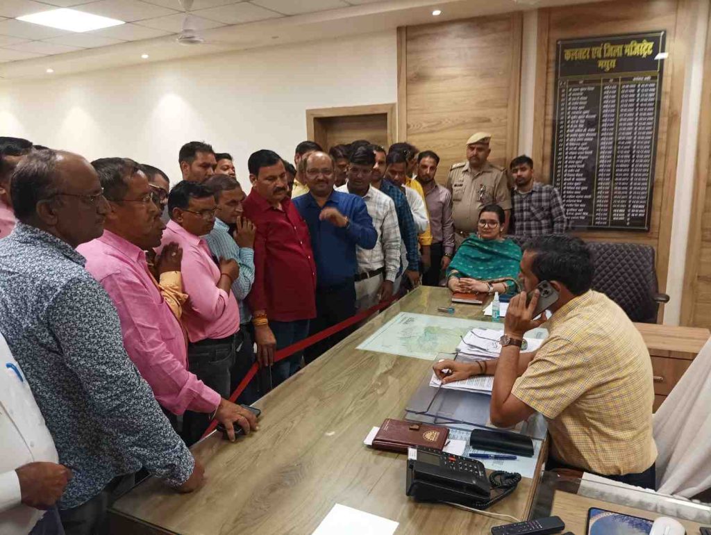 पत्रकारों के सब्र का बांध टूटा, डीएम-एसएसपी को सौंपा 11 सूत्रीय ज्ञापन।