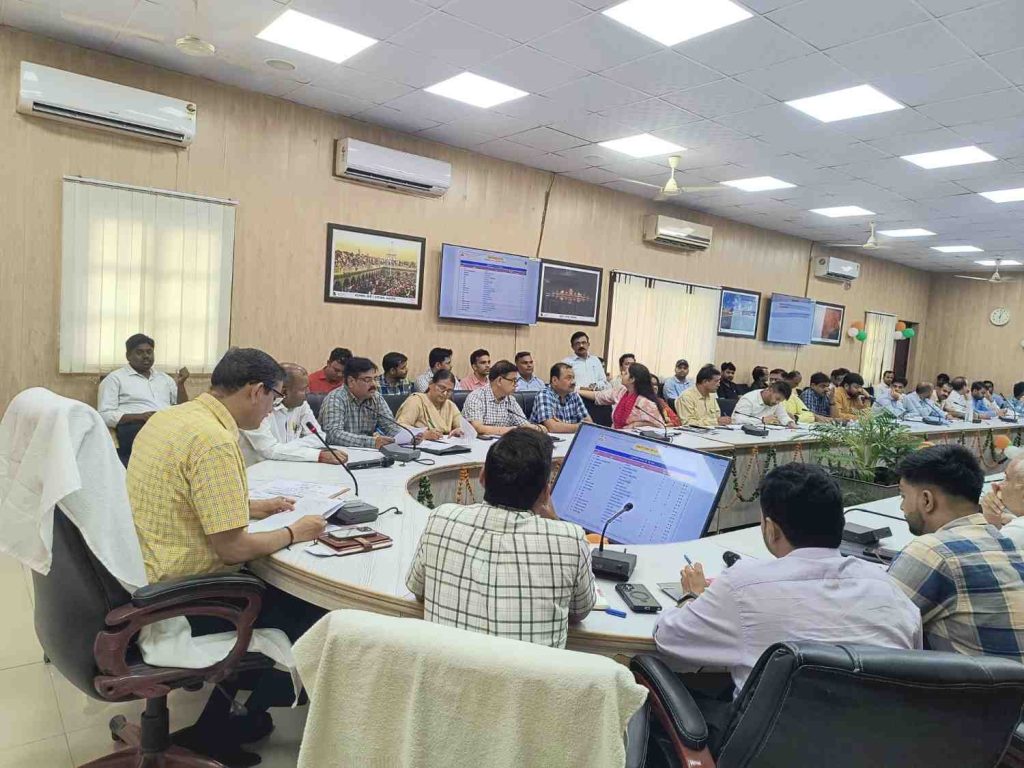 सीएम डैशबोर्ड में 8वीं रैंक पर मथुरा, डीएम बोले- अब और बेहतर प्रदर्शन की जिम्मेदारी बढ़ी।