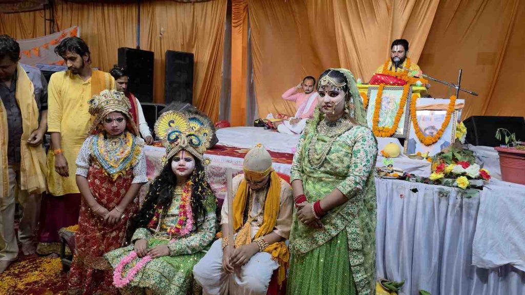 कृष्ण-सुदामा की अमर मित्रता का प्रसंग सुन भाव-विभोर हुए श्रद्धालु।