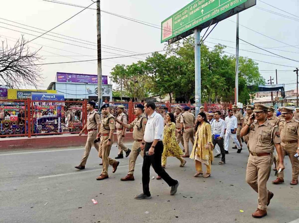 वृंदावन में उच्चाधिकारियों ने किया पैदल निरीक्षण, यातायात व श्रद्धालु सुविधाओं का लिया जायजा।