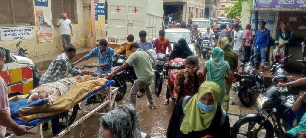 हल्की बारिश और मेडिकल कॉलेज का जाम,कहां छुपे रहते है गार्ड।