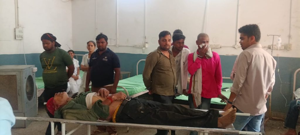 मोटरसाइकिल सवार दंपति भी घायल, जिला अस्पताल रेफर।