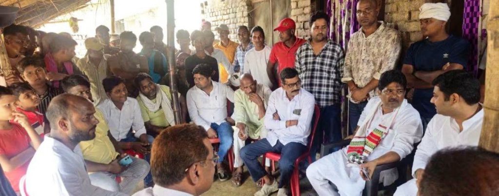 अग्निवीर नरेन्द्र कुमार यादव के घर पहुंचा सपा का प्रतिनिधि मण्डलः आर्थिक सहायता देकर दुःखी परिवार को दिलाया सहयोग का भरोसा।