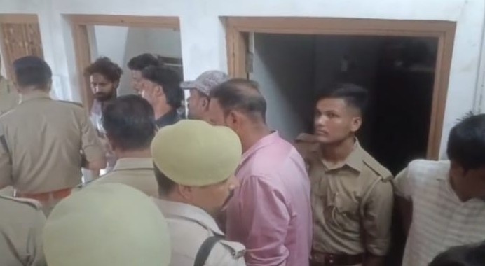 जैंत में घर के कमरे में महिला का गला कटा शव मिलने से सनसनी, हत्या या आत्महत्या की गुत्थी सुलझाने में जुटी पुलिस।